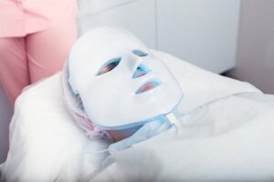 Maska led w leczeniu trądziku - jak działa?