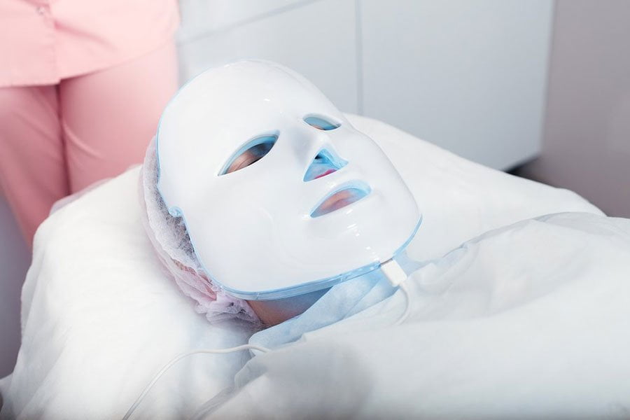 Maska led w leczeniu trądziku - jak działa?