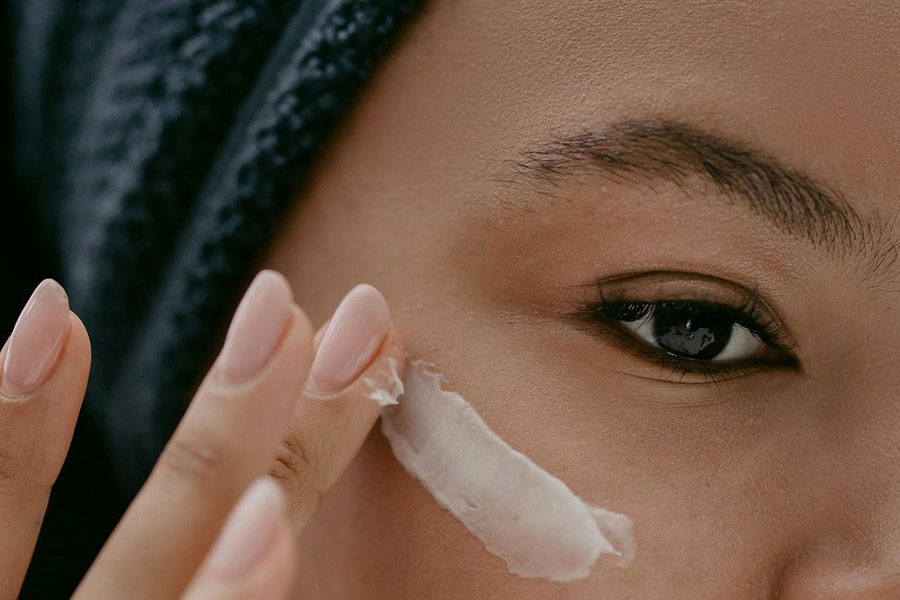 Niacynamid w kosmetykach – jak wpływa na kondycję skóry twarzy?