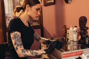 Taborety do tatuażu - jakie cechy powinny posiadać, aby zapewnić komfort pracy?