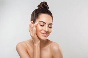 Jak pielęgnować wrażliwą skórę głowy