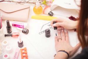 Sekrety profesjonalnych manicurzystek – jak uzyskać profesjonalny manicure w domu?