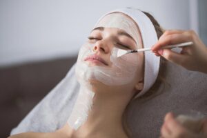 Peeling, masaż czy zabieg ujędrniający? Jak wybrać odpowiednią terapię dla skóry