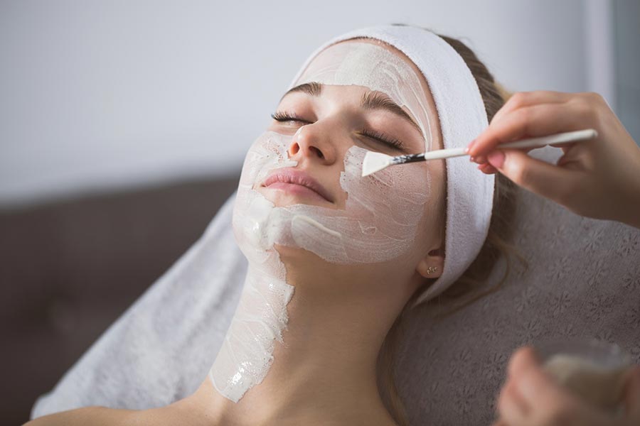 Peeling, masaż czy zabieg ujędrniający? Jak wybrać odpowiednią terapię dla skóry