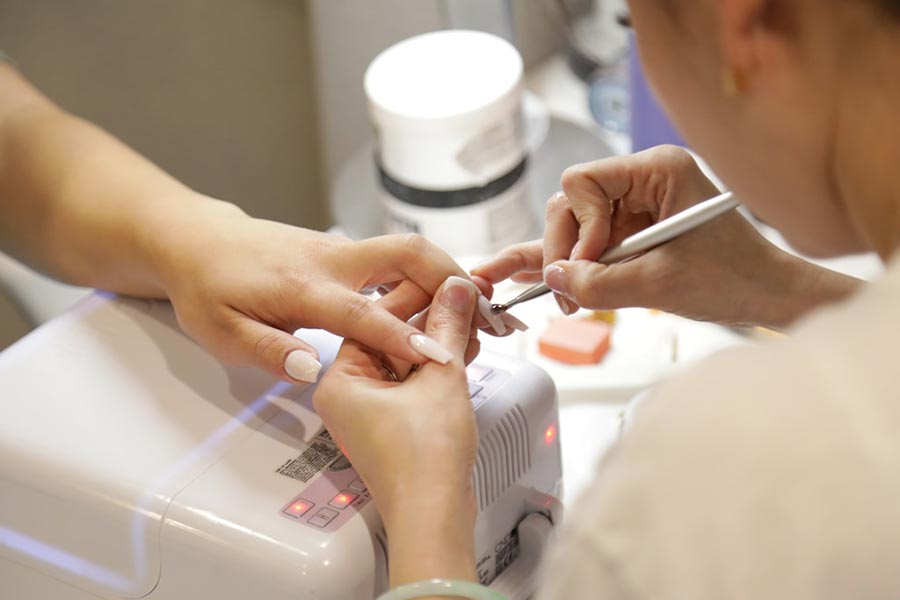 Profesjonalne stanowisko do manicure – jaki sprzęt usprawnia pracę stylistki paznokci?