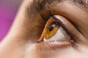 Laserowa korekcja wzroku a makijaż i zabiegi beauty – na jak długo trzeba z nich zrezygnować?